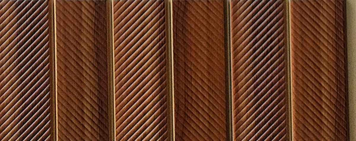 Medium brown herringbone-ribbed wood-look louver with gold strips, Mystic MN-9802
