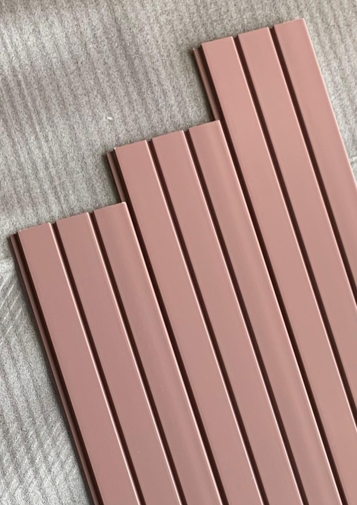 Dusty pink matte fluted louver, Mystic Walluxe MN-9591
