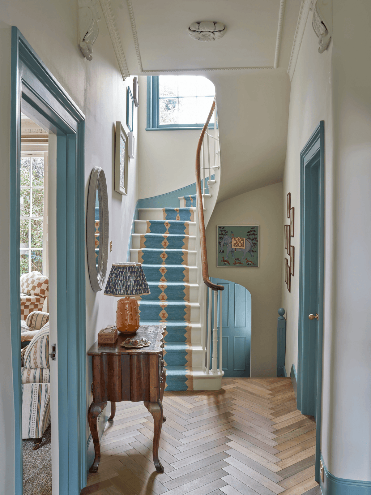 Interior with a matte solid colour laminate look on the door fronts.